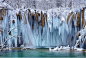 冰瀑是由于天气寒冷，水流到低于零摄氏度的地表后与岩石冻结而形成的。气温骤降时，夏日里泉水叮咚的山谷中，多了一条条银装素裹的冰柱，好像被施了神奇的魔法。