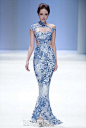 唯美中国风的婚纱，细致的花瓣拼接图案，高贵的青花瓷礼服。
