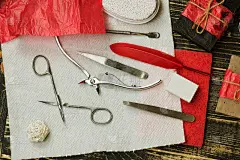 美容院的美容产品、指甲护理工具。修指甲的过程