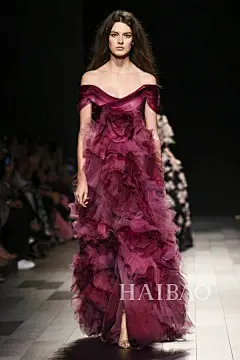 梦幻奢华的仙女标配！玛切萨 (Marchesa) 2018春夏时装秀，海报网带你亲临2018春夏纽约时装周