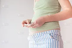 孕妇手里拿着维生素。准妈妈在怀孕早期喝维生素。叶酸和维生素碘支持母亲和婴儿的健康