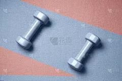 地毯上的Skyway彩色哑铃。为海报或横幅设计。