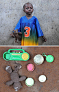 上图：3岁男孩特拉奥雷·穆萨手中拿着他最喜爱的玩具。下图：特拉奥雷·穆萨的所有玩具。 