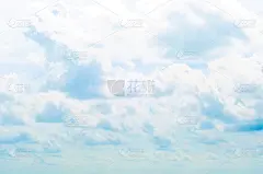 蓝天白云:湛蓝的天空和素净的白云