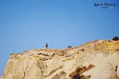 ▲从最后一个教堂走出，恰好看到山顶的一对情侣，不知怎么让我想起《在世界中心呼唤爱》这部电影，虽然故事发生在澳大利亚，但在这样的地方能与爱人一起，也是一种幸福吧！