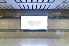 建筑物内的空白广告牌。