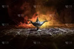 灯的愿望概念。古色古香的阿拉丁天方夜谭神灯，白烟柔和，背景幽暗。