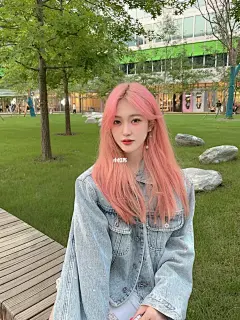 这个神仙发色直接让我皮肤显白了一个度 : 翻手机库存翻到的 夏天真的太适合浅色系的发色了，粉毛yyds，照片都不用调色，白天光线好的时候随便拍拍就很白的样子！我是暖黄皮肤色！黄皮妹子放心冲～ - 外套： #Miu Miu 缪缪  裙：fort