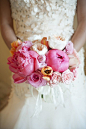 优雅的珊瑚色和粉红色的户外婚礼