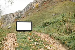 在山路和部分天空中，在前景的电视机上有一个空白屏幕上的题字