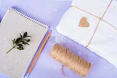 有机笔记本和绿色的树枝从上面和捆缠绕和礼物在生态包装非常接近的背景