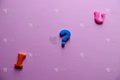 “你?你对我有什么看法，字特写镜头选择性焦点丰富多彩，磁性字母与浪漫的问题情人节