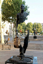 【穿梭在城市的旅行者雕塑】艺术家 Bruno Catalano 以旅行为灵感在法国马赛港制作了数个雕塑，每个雕塑也都提着行李箱。它们的身体都有一部分被抹去，就像是从时光隧道突然出现一般，给看客留下更多想象的空间。
