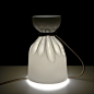 Triode Edition的灯具设计

 
  
丹麦哥本哈根设计的工作室Triode Edition最近推出了三款创意设计照明灯具:分别是« Crease »（褶皱） 、« Frame »（框架）、 « Fuchsia » （倒挂金钟）。值得拍案的设计，是Crease(褶皱)台灯的设计，是将陶瓷做成一个收紧袋口褶皱这的口袋，为了效果逼真些，将灯的电源线用皮革包裹起来，看起来就像是皮绳捆绑着袋口。>PaianDesign

(6张)