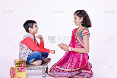 可爱的印度兄妹庆祝raksha bandhan节
