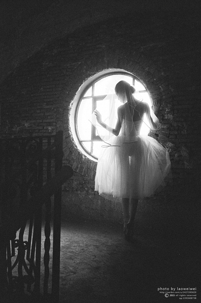 人像摄影：“废墟上的芭蕾”着一袭婚纱在废...