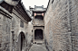 公主号更新O王家大院
比起祁县乔家大院，同位于晋中市的灵石王家大院内容显得丰富的多，不论是装饰精细程度还是占地面积均超越前者，五巷五堡（一说为六堡）的体量也使其位居中国民居之冠。
王家大院曾占地二十五万平方米，目前开放区为东侧的高家崖堡、中部的红门堡及两堡南坡下的王家祠堂 ​​​​...展开全文c