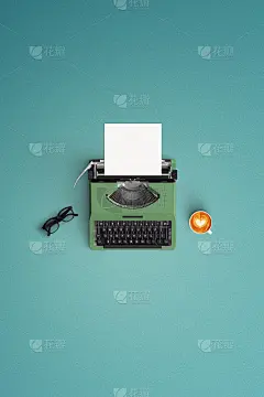 老式打字机与热咖啡杯的颜色背景