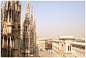 行走记——Duomo di Milano




Churchof Duomo





米兰大教堂是世界上最大的哥特式建筑，世界上最大的教堂之一，  圣母玛利亚金像
规模雄踞世界第二，  米兰大教堂最高塔
是仅次于梵蒂冈的圣彼得教堂，也是世界上影响力最大的教堂之一。





在这里达芬奇，布拉曼特曾为他画过无数设计草稿，为使得大教堂更加壮丽。





对于旅游者，最不能错过的地方是教堂的顶层，教堂有6座石梯和两个电梯通往屋顶，顶上纵横交错着33座石桥