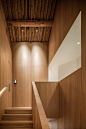 北京“叠院儿” Layering Courtyard by 建筑营设计工作室 - 灵感日报 :   以下内容来自建筑营设计工作室 摄影师：CreatAR Images 骆俊才/ 金伟琦 “叠院儿”隐藏于北京前门附近的一片传统商业街区之中，占地面积约500平米。原建筑是一座颇具民国特征的四合院商业用房。与民宅相比，这里的房屋较为高大。南侧沿…