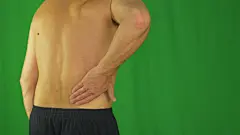 男人用手掌揉他的下背部，因为背部疼痛。