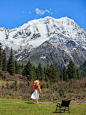 为了这座雪山️，我去了32次川西！ : 这条通向亚拉的彩虹公路，满足了我对雪山的所有幻想 ️ 无论去多少次川西 都能给我不同的惊喜 这次是特意为了雅拉雪山去了川西 第一眼真的惊呆了！ 雪山下的小溪，翠绿高原草甸，近在咫尺的雪山 并且人非