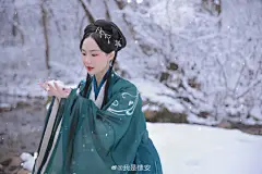 西安约拍超话西安汉服约拍超话#愫安客片集#
今年年初的雪景客片分享～进山里拍雪真的太冷了！但真的很好看呀！而且今年西安是个冷冬，也许会下几场大雪
雪景可约

出镜：@轻拍即可爆炸
妆造：@微凉长安  
抄送： ​​​​...展开全文c