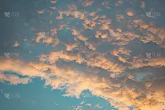 天上的世界概念。暗紫蓝粉自然明亮的晚霞天空积云。背景自然颜色的傍晚云景全景。理想的设计壁纸