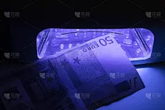 50欧元假钞或真钞。用红外线检查钱。假钞，由出纳员到银行查对。金融、银行概念、货币兑换。