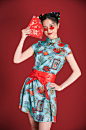 拿红包旗袍女性新年时尚国潮人物摄影图片-众图网