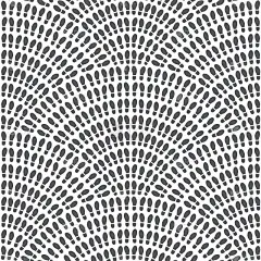 众多的深灰色和黑色的鞋脚印在白色的背景。矢量抽象无缝波浪模式与几何鱼鳞布局。人口人群会议概念壁纸打印