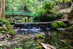 El Chuveje瀑布和清澈湛蓝的海水。