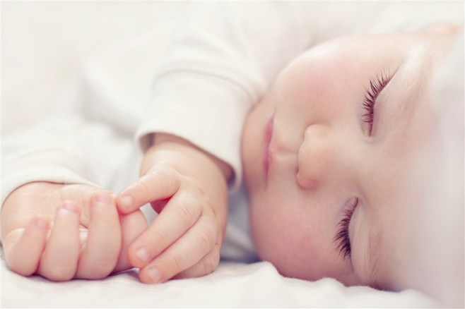 睡觉的可爱婴儿图