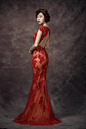 长沙LECEA婚纱设计——来自浪漫之都的冶艳 By @LECEA婚纱 : LECEA婚纱的意大利高定礼服，完美诠释了来自浪漫之都的冶艳，繁华的简约。设计师运用华丽绚烂的元素，去营造飘逸浪漫的气息，高贵的朱红色调，高级定制的材质与工艺令人赞叹。女人如花，美丽一生。