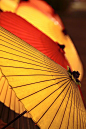油纸伞是中国传统工艺品之一，作为起源于中国的一种纸制或布制伞，亦传至亚洲各地如朝鲜、越南、泰国、日本等地，并在各地发展出具有当地特色的油纸伞。 ​​​​#构图技巧#