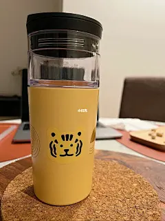 澳洲星巴克虎年限定杯太可了 : 刚好缺个喝水杯 无意间看到星巴克的小脑斧 这也太乖了吧 今天没看到mug 但是黄色水杯和蓝色茶杯都很可 双层玻璃茶杯 滤茶的是整只小老虎～ 新的一年喝水也要可可爱爱 #星巴克虎年新品