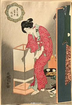 【灯节福利：星霜当世风俗・行灯】五渡亭国贞名作，日本名匠复刻；美轮美奂，仅此一件。中古，十品相。O网页链接

艺妓的闺房内景。屏风上搭着艺妓的腰带和披衣，屏风下有被褥的一角，托盘上有两只茶盏，和从艺妓发间卸下的梳子和簪子等首饰。身着亵衣，赤着脚，欠身点灯的艺妓，在灯光中摇 ​​​​...展开全文c