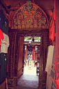商业街某一道小门进去就是拜神的地方。,白色雅朵