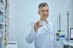 自信的男人在药房结账时出示卡片