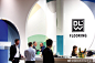 DLW地板在BAU 2017展会上的展台提供了多样化的展示方式，激发观众对产品本身的好奇心。内部展墙从墙壁上切出了超大的圆圈和孔洞，DLW产品拼贴在两面，并作为可移动的墙壁元素与游客直接互动，同时，展台又由此创造出了新的内部空间变化。 ​​​​
