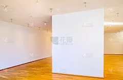 楼道上的一幅照片