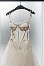 #VERAWANGBridal#
纤弱，透明而轻盈。VERA WANG 2019 秋冬系列婚纱 Henrietta ，一款经典的吊带胸衣式礼服，复古优雅的 Macramé 蕾丝，结合多层打褶薄纱，于细节处窥见路易十四时期的精致华丽。
#verawang# ​​​​