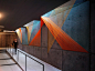 固态光线——多彩的绳子装置 Playful Vibrant Rope Installation by Inés Esnal  - 灵感日报 : 建筑师Inés Esna用各种颜色的绳子创作了一个名为“棱镜（Prism）”的装置艺术作品。作品位于布鲁克林一座住宅的大厅中，五颜六色的绳子与昏暗冰冷的混凝土形成强烈对比，绳子组成的形状随着视线的位置不同而改变。由于作品的位置上方是一处天井，便随着光线的倾入，绳子仿佛是经过棱镜色散开的光线，射到了墙壁上……