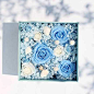 野兽派出品的晴天永生花盒，选用优质永生花材，运用高科技的工序，保持鲜花的色泽与外形长达3年之久。花团锦簇的蓝色绣球布满，象征奇迹的蓝色玫瑰搭配洁白的贝壳，流露梦幻般的美好感觉。