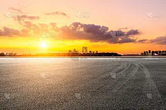 日落时分，苏州空荡的赛马场和城市天际线。