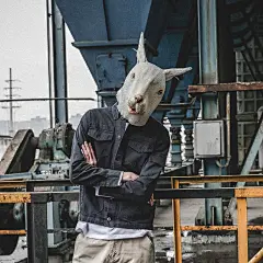 【男】每个女生的青春中，都会有一个穿着衬衫的少年。他有双清澈爱笑的眼睛和清秀挺拔的背影。不喧哗的设计，简约的剪裁，这款复古风的衬衫，一定适合你心中的他。