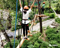 丛林攀爬、丛林探险、丛林拓展｜丛林冒险乐园里的三兄弟 : 丛林探险丛林探险(树上探险)项目是在大树之间设置的运动绳索、软桥或绳网等有挑战的项目，使人们在绳网上摇摆和嬉