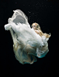 【摄影】Zena Holloway 水下摄影师，少女与丝绸的水下摄影，一种静静绽放的柔和之美。（作者个站：http://t.cn/hskOt）