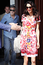 当地时间9月8日，乔治·克鲁尼与身穿Oscar de la Renta 印花连衣裙的未婚妻阿迈勒·阿拉姆丁笑容满面走出即将举办婚礼位于佛罗伦萨的酒店。