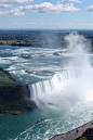 北美洲-尼亚加拉瀑布：尼亚加拉瀑布(Niagara Falls)位于加拿大安大略省和美国纽约州的交界处，瀑布源头为尼亚加拉河，主瀑布位于加拿大境内，是瀑布的最佳观赏地；在美国境内瀑布由月亮岛隔开，观赏的是瀑布侧面。“尼亚加拉瀑布”也直译作拉格科瀑布，“尼亚加拉”在印第安语中意为“雷神之水”，印第安人认为瀑布的轰鸣是雷神说话的声音。